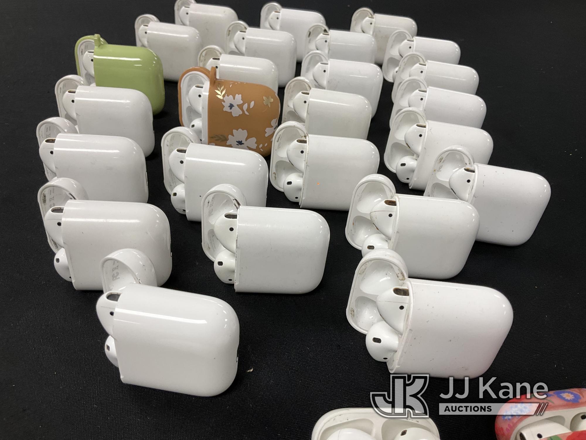(Jurupa Valley, CA) Airpods (Used) NOTE: This unit is being sold AS IS/WHERE IS via Timed Auction an