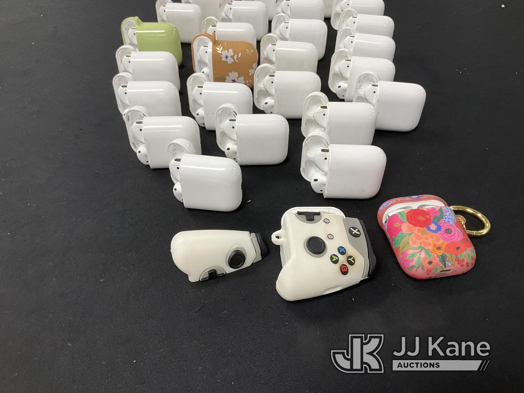 (Jurupa Valley, CA) Airpods (Used) NOTE: This unit is being sold AS IS/WHERE IS via Timed Auction an