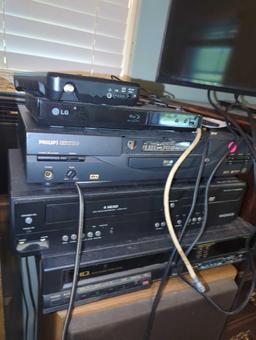(BR3) LOT OF 7 ITEMS TO INCLUDE, PHILIPS DVD PLAYER, LG BLUE RAY PLAYER, MAGNAVOX DVD/VHS COMBO, VHS