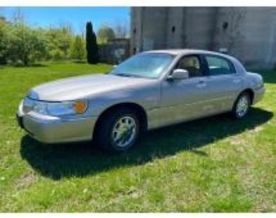 Online Auction, 2000 Lincoln Town Car Passenger Ca