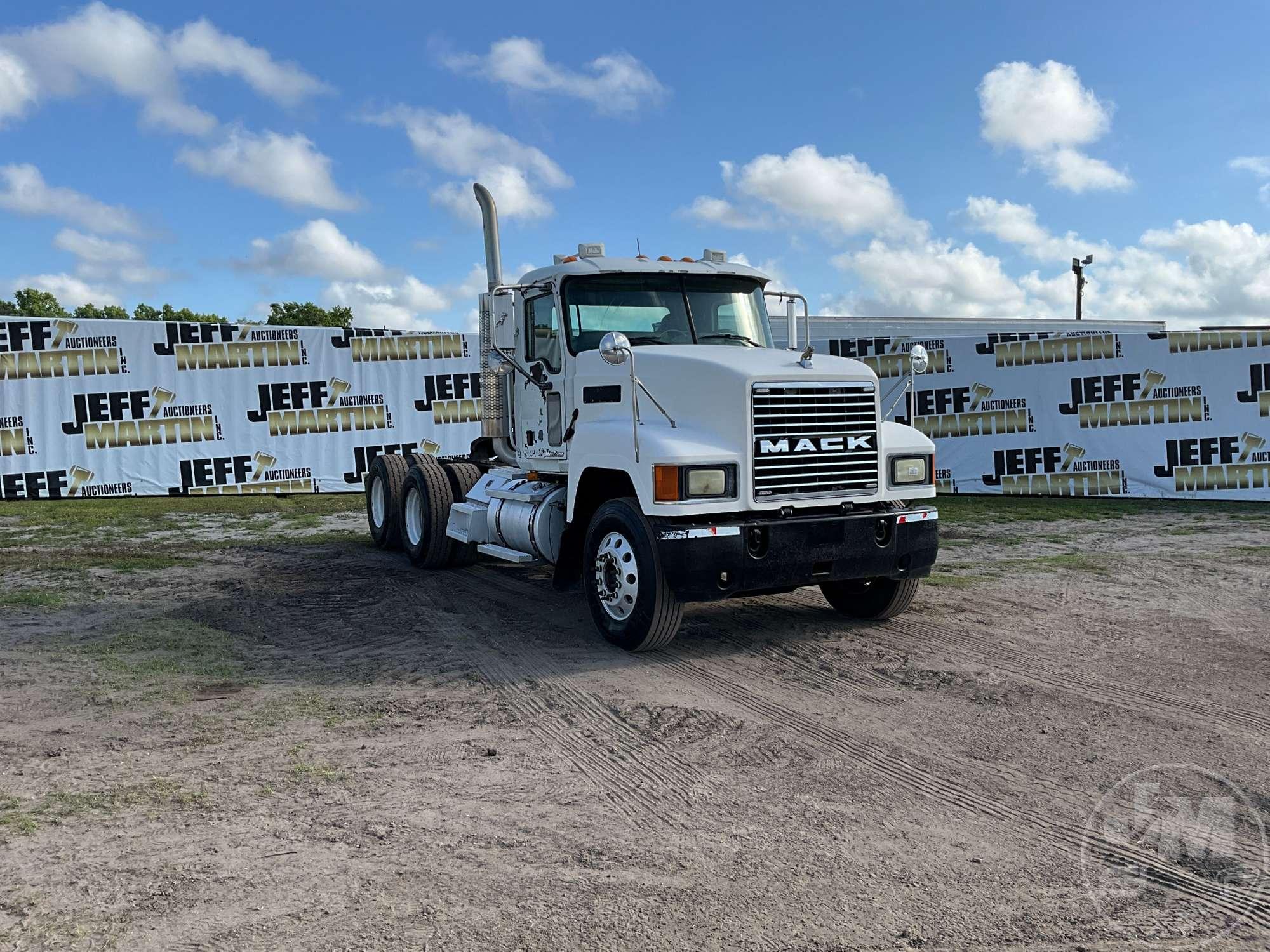 2006 MACK CHN613 TANDEM AXLE DAY CAB TRUCK TRACTOR VIN: 1M1AJ06Y66N004869