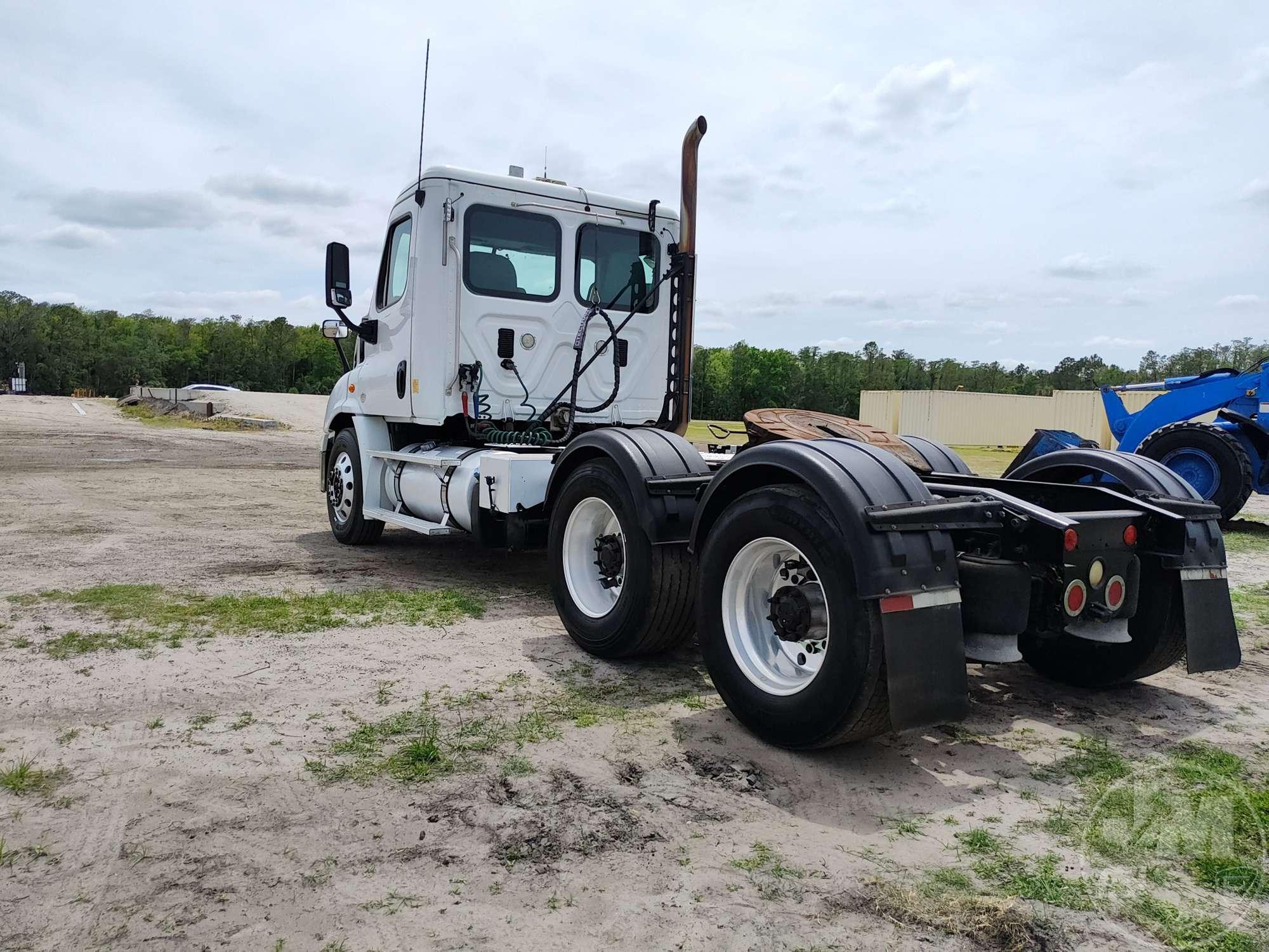 2013 FREIGHTLINER CASCADIA TANDEM AXLE DAY CAB TRUCK TRACTOR VIN: 1FUJGBDV9DLBY7904