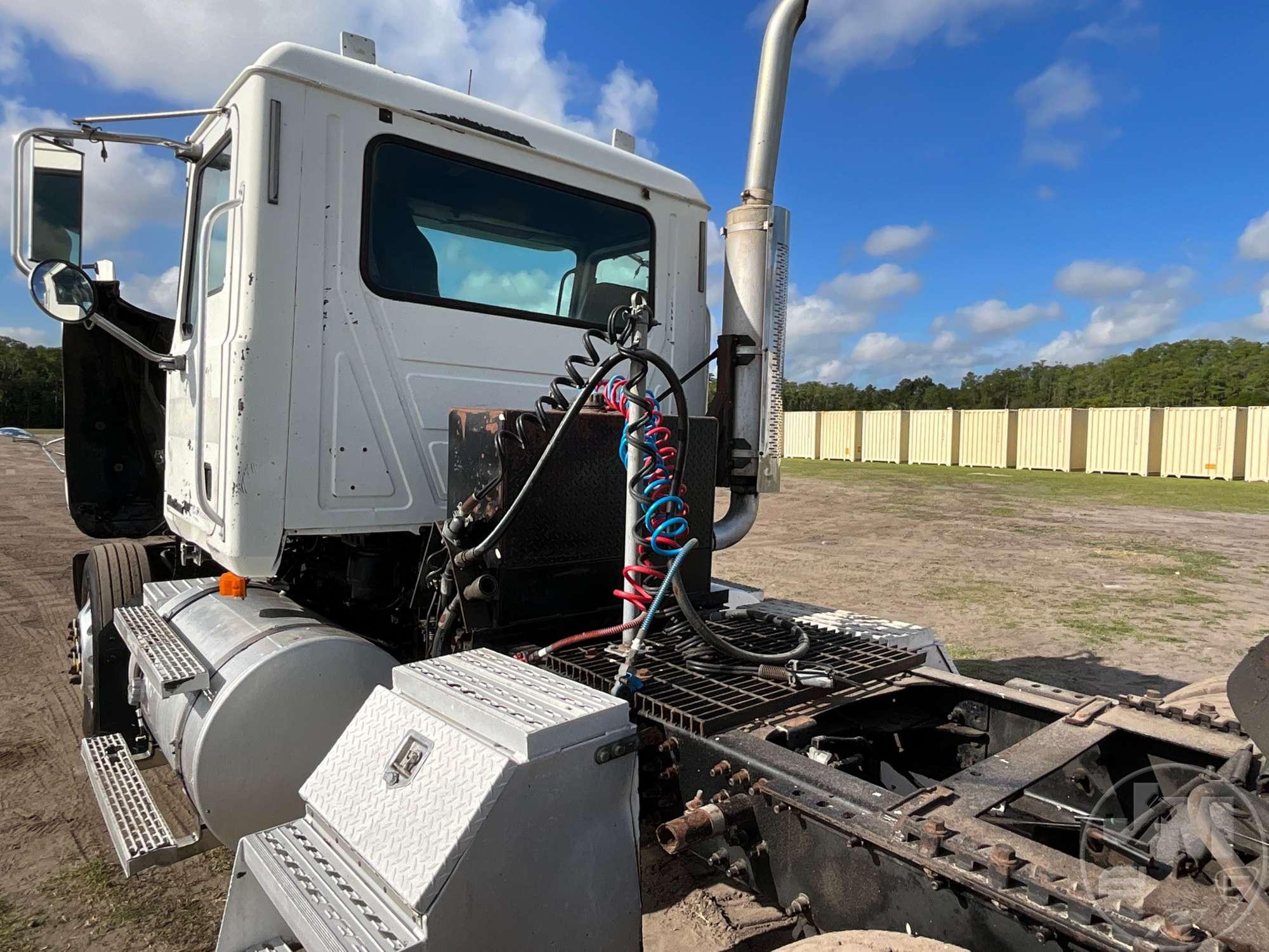 2006 MACK CHN613 TANDEM AXLE DAY CAB TRUCK TRACTOR VIN: 1M1AJ06Y66N004869