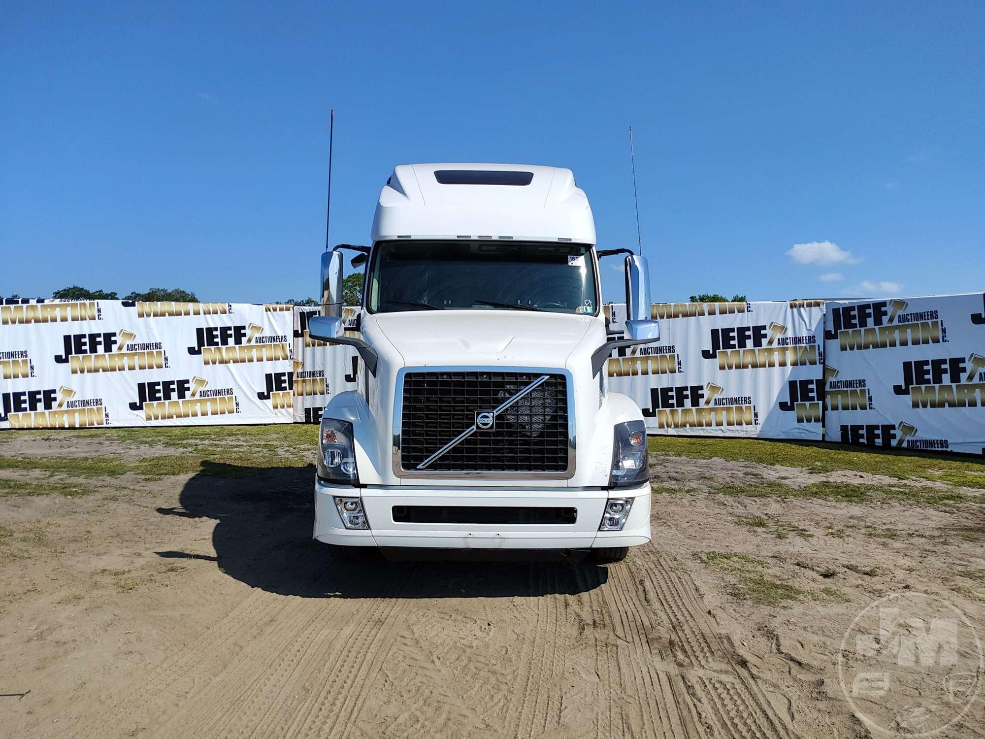 2019 VOLVO  VNL TANDEM AXLE TRUCK TRACTOR VIN: 4V4NC9EH6KN896444