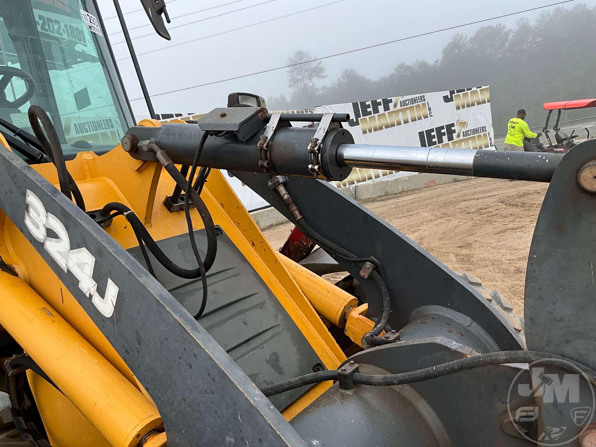 DEERE 324J WHEEL LOADER SN: 114024TXAZB032428