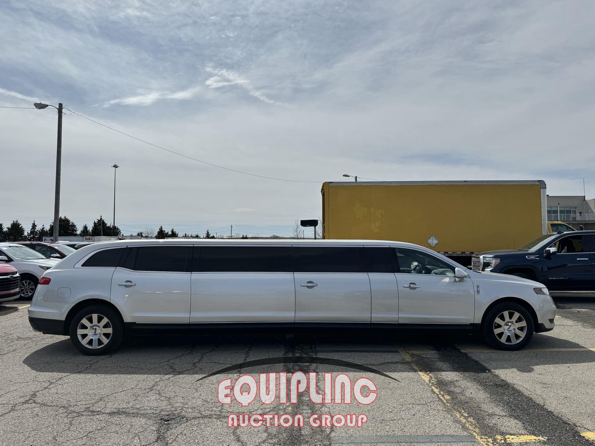 2019 LINCOLN 120-inch MKT LIMOUSINE