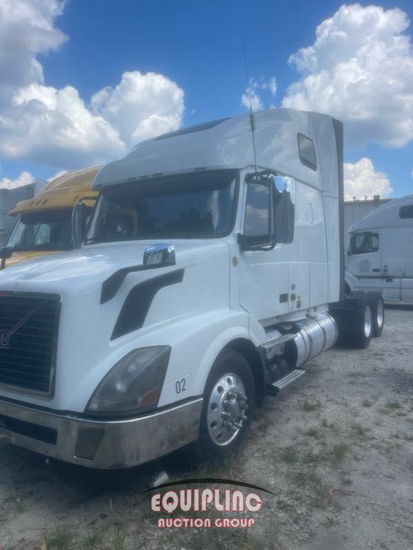 2012 VOLVO VNL670 TANDEM AXLE SLEEPER