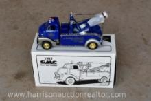 1st Gear 1992 1/34Scale of 1952 GMC Heavy duty Wrecker