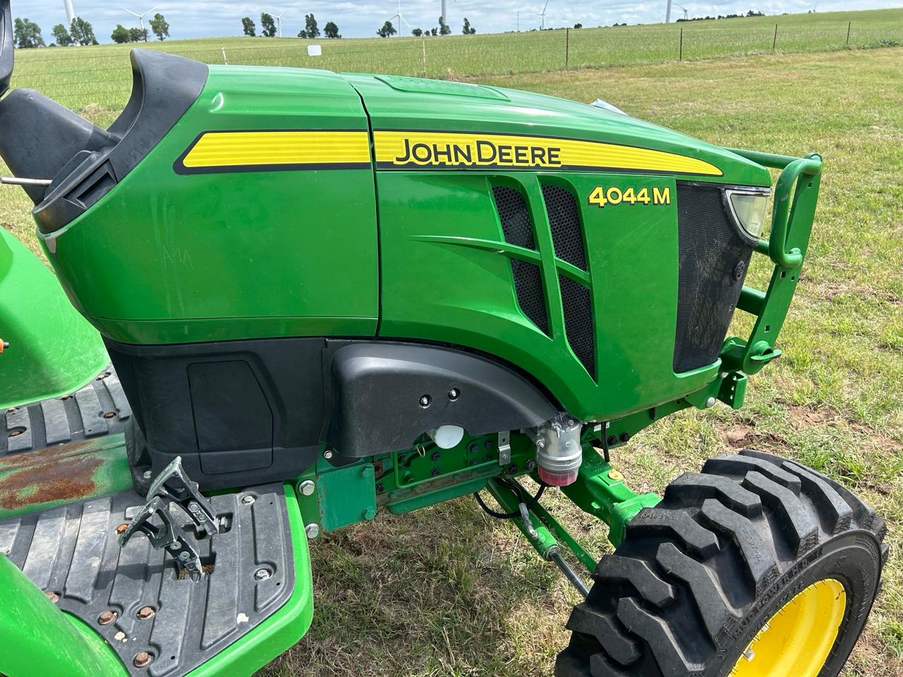 John Deere 4044M