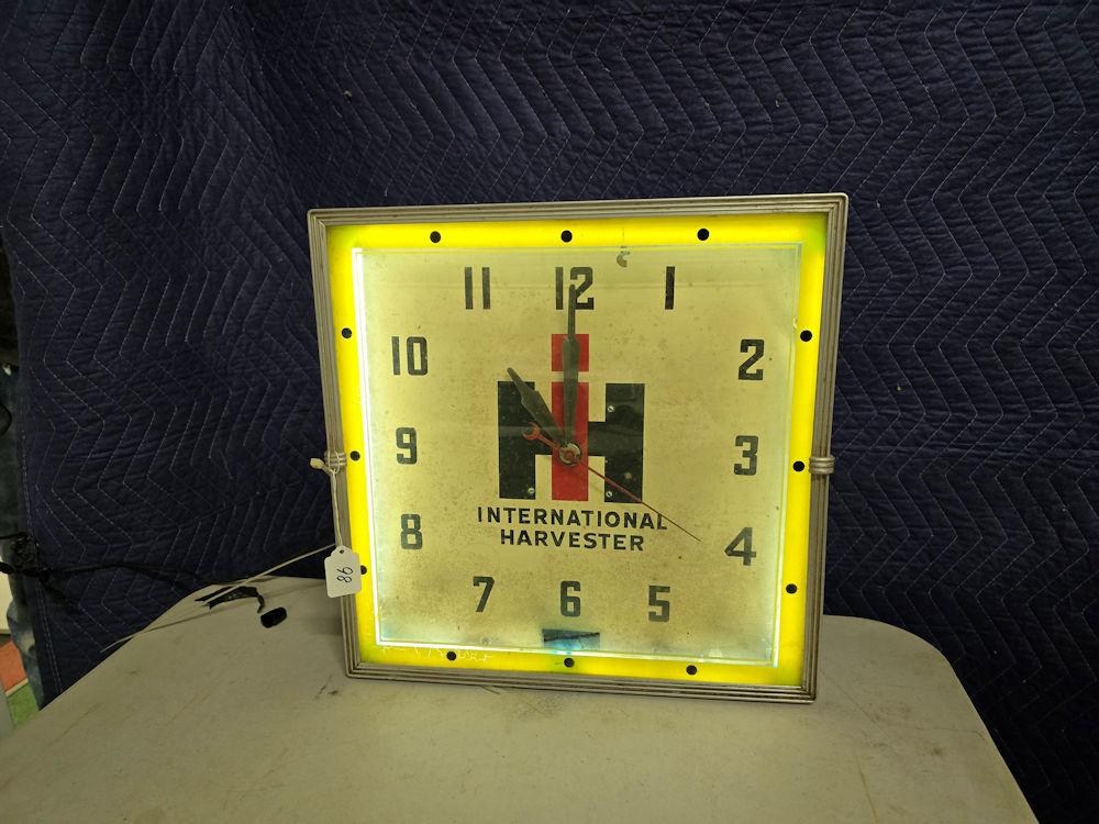 IH Neon Clock lights up needs work