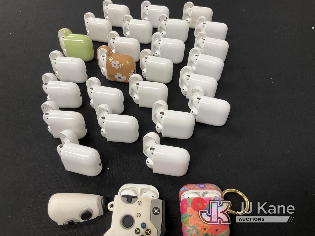 (Jurupa Valley, CA) Airpods (Used) NOTE: This unit is being sold AS IS/WHERE IS via Timed Auction an