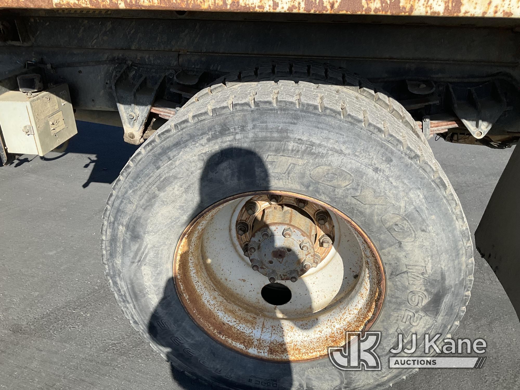 (Jurupa Valley, CA) 1991 International 4900 T/A Dump Truck Runs & Moves, Damaged Light bulb & Housin