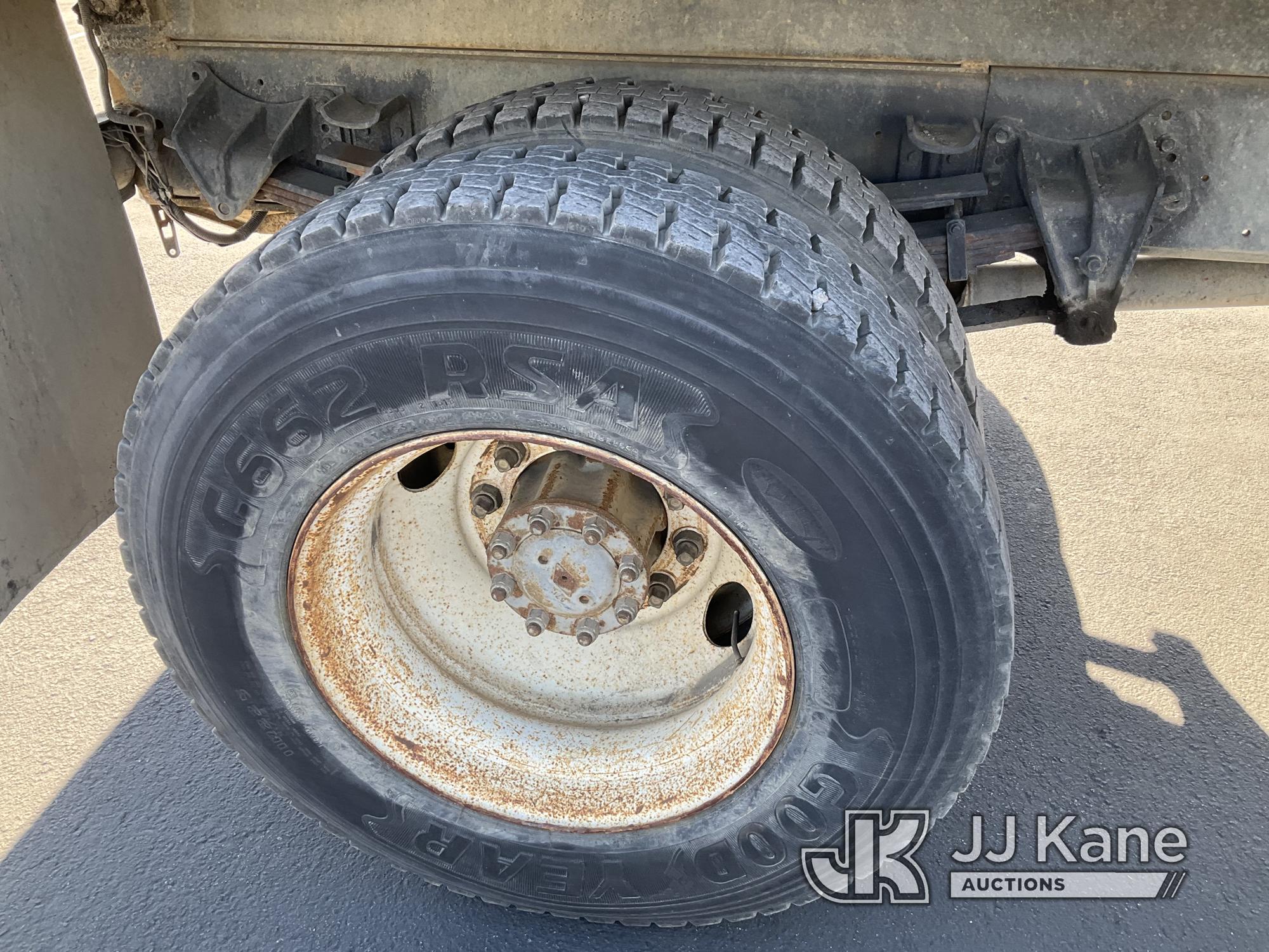 (Jurupa Valley, CA) 1991 International 4900 T/A Dump Truck Runs & Moves, Damaged Light bulb & Housin