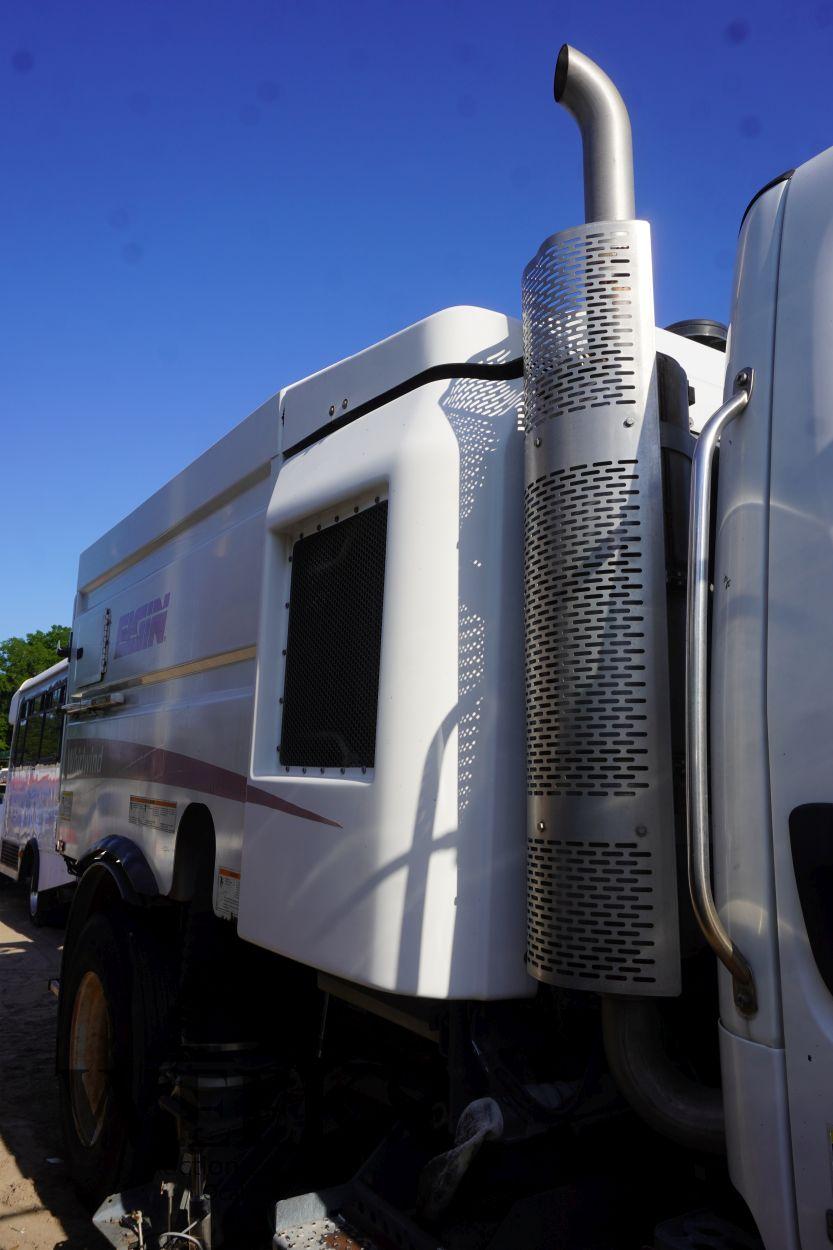 FREIGHTLINER W/SWEEPER