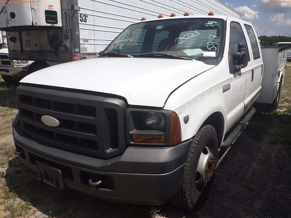 5-09117 (Trucks-Utility 4D)  Seller: Florida State D.O.T. 2005 FORD F350