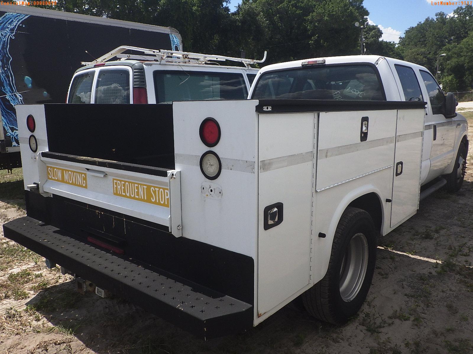 5-09117 (Trucks-Utility 4D)  Seller: Florida State D.O.T. 2005 FORD F350