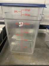 22 Qt Cambro measuring Container w/lids