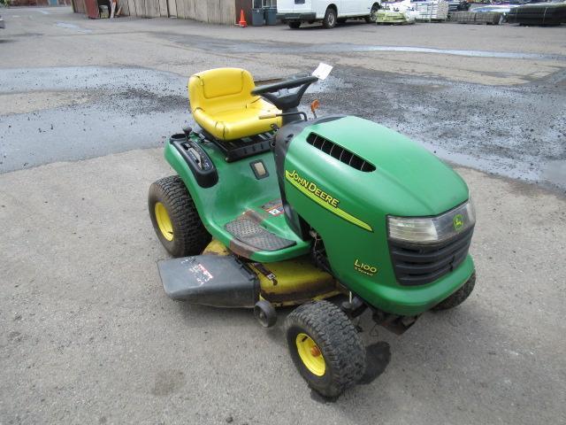 JOHN DEERE L100 5-SPEED RIDE-ON MOWER W/ TRAILER HITCH