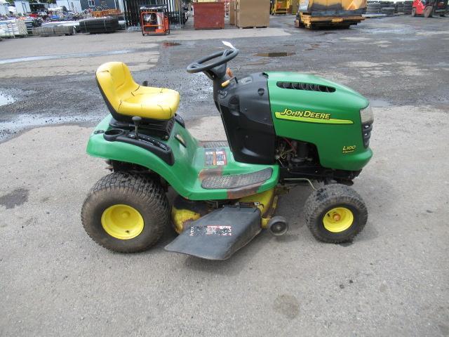 JOHN DEERE L100 5-SPEED RIDE-ON MOWER W/ TRAILER HITCH