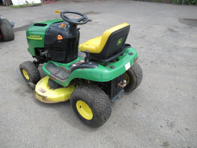 JOHN DEERE L100 5-SPEED RIDE-ON MOWER W/ TRAILER HITCH