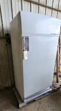 Vintage General Electric Refrigerator - Model LM11NB1 - Working