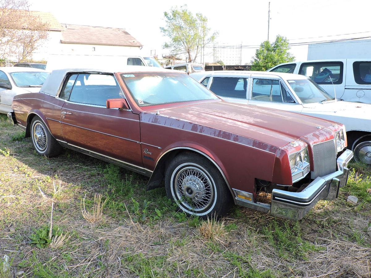 1985 Buick Riviera Coupe / Very Clean Leather Inteior