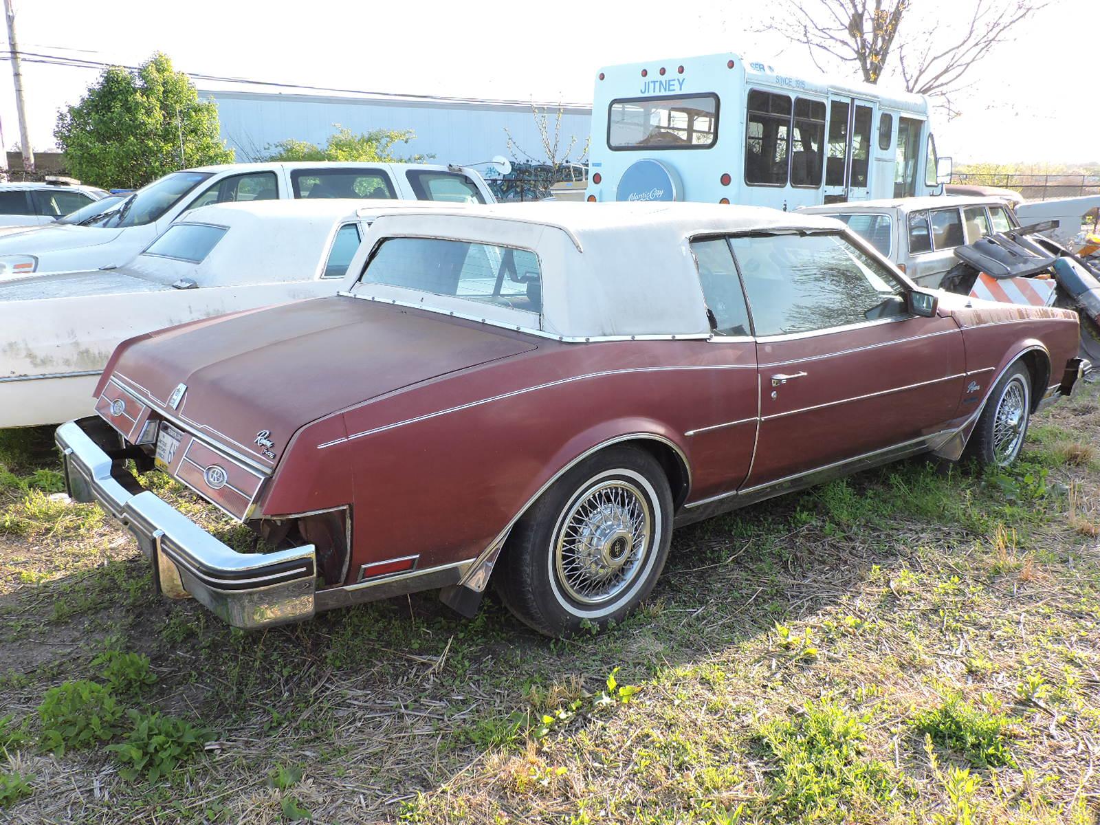 1985 Buick Riviera Coupe / Very Clean Leather Inteior