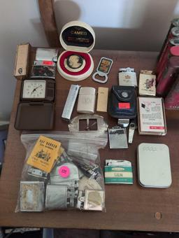 (LR) VINTAGE LIGHTERS & COLLECTIBLES LOT TO INCLUDE VARIOUS LIGHTERS, PIEZO ELECTRONIC BUTANE