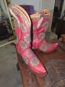 (BR1)2 BOOT LOT, DAYS BEST SIZE MEDIUM WOMENS COWGIRL BOOTS, RED LEATHER WITH FLORAL ACCENTS, AND