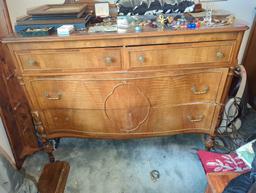 (BR1) VINTAGE WOOD 4 (DR)AWER DRESSER WITH MOUNTED MIRROR, ITEMS DISPLAYS COSMETIC WEAR CONSISTENT