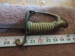 (LR)WWII USA U.S.N. OFFICER'S SABER, THE GRIP IS LOOSE, APPROX 35 1/4" TOTAL LENGTH 30 1/4" BLADE