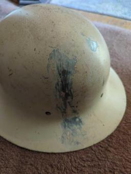 (FD)WWII US CIVIL DEFENSE HELMET, SOME PAINT LOSS ON THE BACK OF THE HELMET, OTHERWISE IT IS IN GOOD