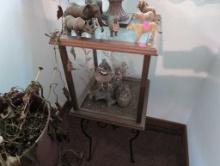 (DEN) TWO QUAIL TAXIDERMY BIRDS, DISPLAYED IN A METAL BASED WOOD & GLASS DISPLAY CABINET. ONE QUAIL