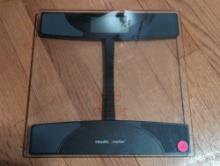 (BR1) HEALTH-O-METER DIGITAL BATHROOM SCALE. NEEDS NEW BATTERIES.