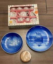 BOX OF MISCELLANEOUS: KIDS TEA SET, PLATE DECOR +