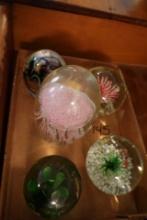 BOX WITH 5 PAPER WEIGHTS INCLUDING JELLY FISH AND FLOWER DESIGN