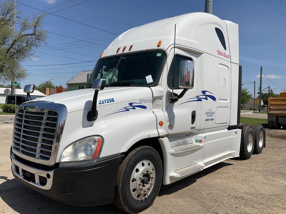 2015 Freightliner CA125 Sleeper